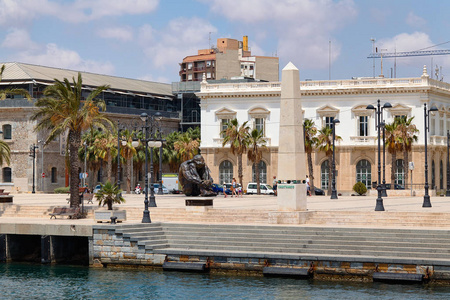 在路堤和卡塔赫纳历史中心从地中海的视图。西班牙穆尔西亚