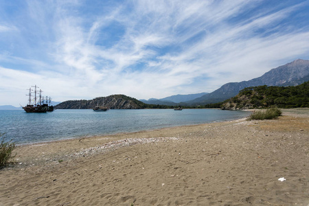 泻湖与沙海滩的瑟里斯古城