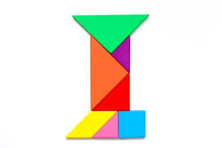 彩色七巧板拼图在白色背景下的英文字母 i 形状照片