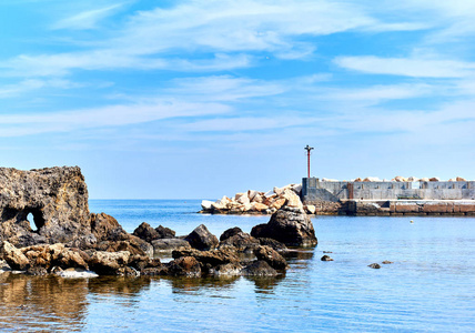 Tabarca 岩石海岸的岛屿。西班牙