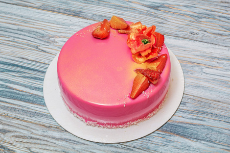 装饰着草莓慕斯蛋糕照片
