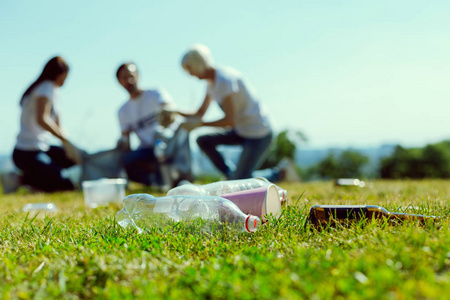 重点照片上的塑料瓶, 在草地上