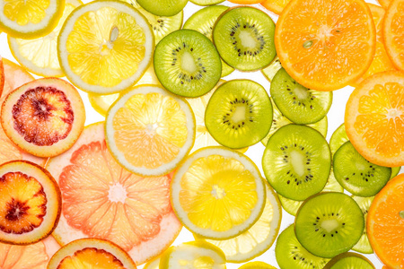 美丽的新鲜切片混合柑橘类水果作为背景