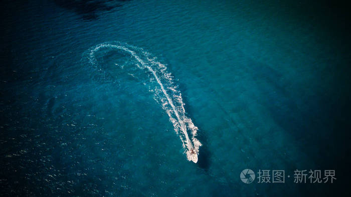 飞行速度船鸟瞰图.水运与夏季休闲时间活动