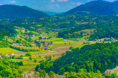 Zagorje Desinic 空中村庄。鸟瞰在 Zagorje 的小风景如画的村庄 Desinic, 克罗地亚旅游地方