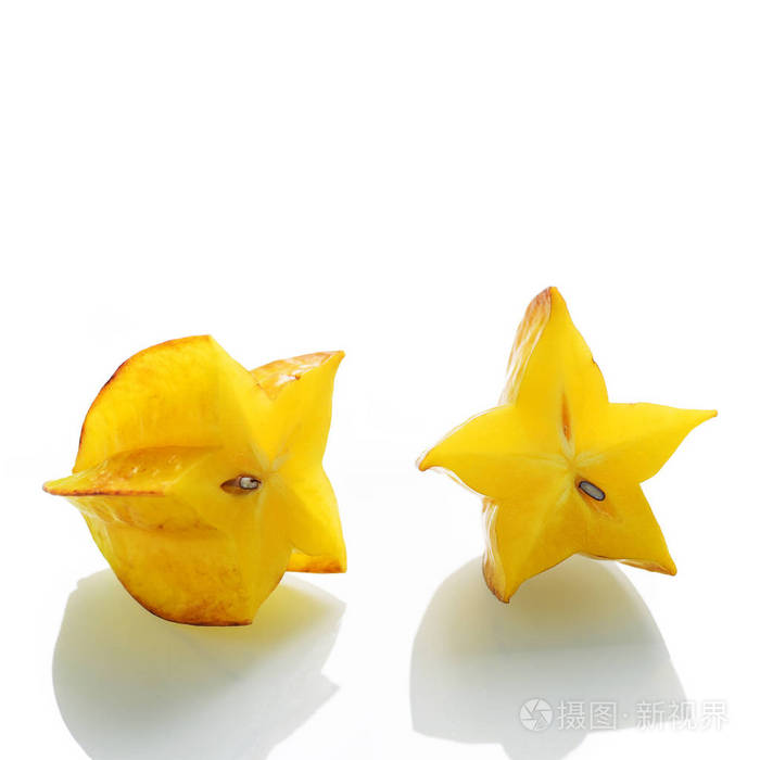 两个黄半的杨桃果在白色背景下分离的近距离观察