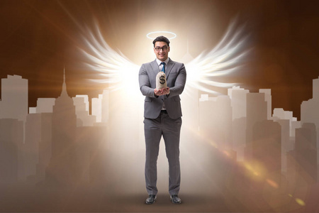 资本投资者商人带翅膀的天使投资者概念照片