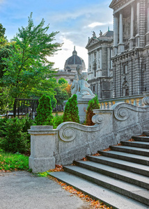 丘比特天使在 Burggarten Vienna 的雕塑