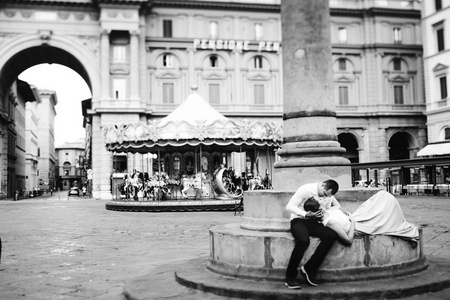 可爱的夫妻在佛罗伦萨主要广场上