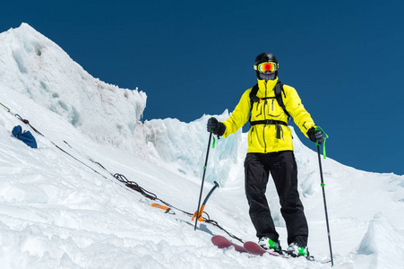 一个 freerider 滑雪者在一个完整的装备站在一个冰川在北高加索