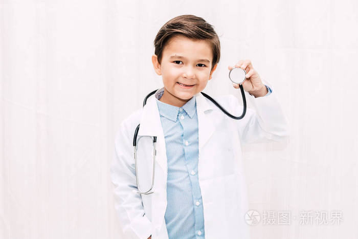 医生和听诊器的衣服的小医生