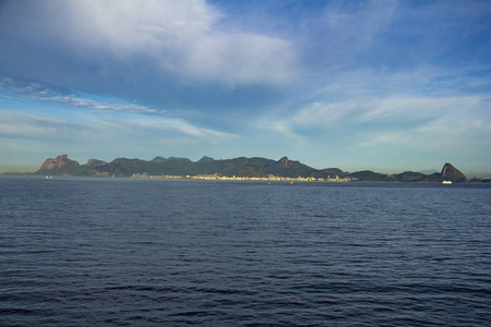 里约热内卢和山的秀丽和科帕卡巴纳海滩在背景