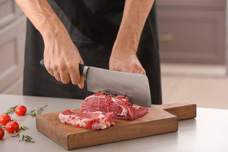 厨房木板上的人切新鲜生肉照片