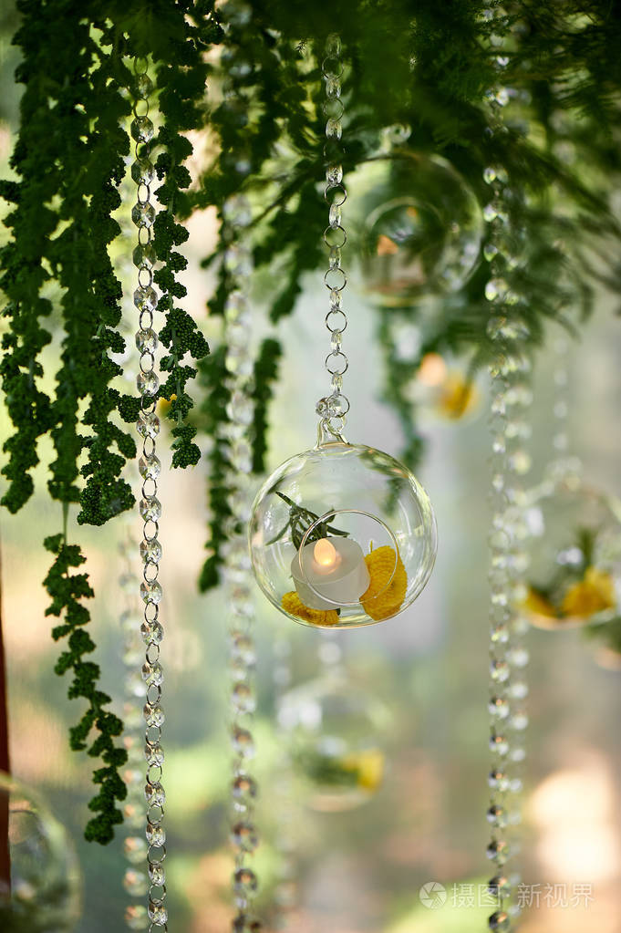 珠悬浮玻璃球与花节日装饰