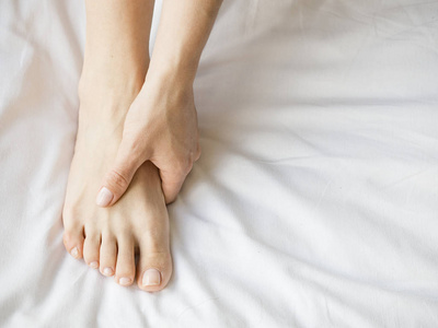 护肤理念在手关节疼痛在白色背景上孤立女人小腿的急性疼痛.