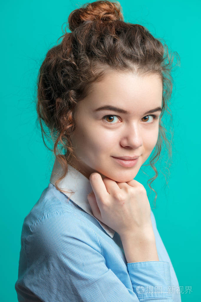 闭上可爱的微笑女孩的肖像在包子卷曲的红头发