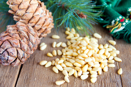 上面的松子仁图片