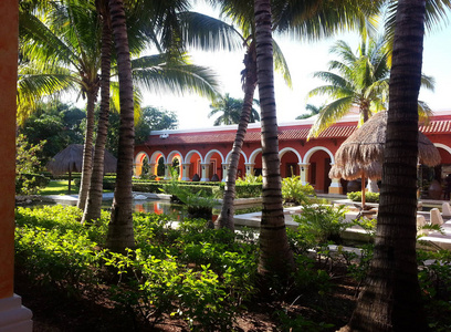 加勒比建筑与柱廊和美丽的景观花园, 在一个热带度假胜地, 在海滨玛雅, 墨西哥