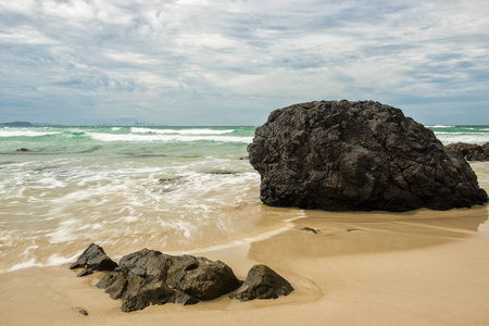 波和鲷鱼岩，新南威尔士州的海滩