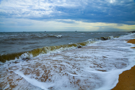 美丽的海滩和海冲浪。夏日海景