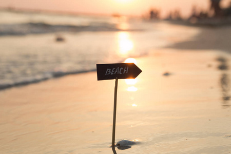 假期假期的想法   海滩标志和日落