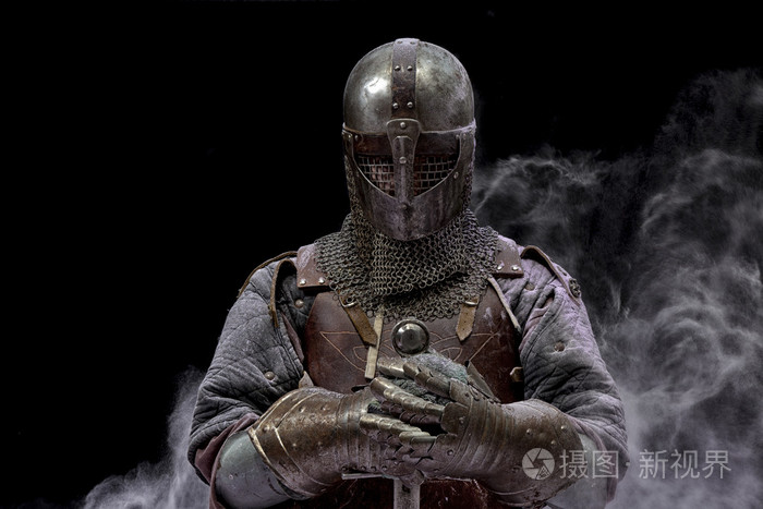 在黑色背景上的骑士