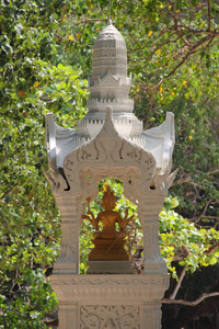 在泰国的佛坛前图片