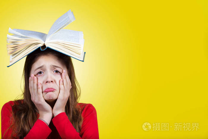 一个可爱的小女生的悲伤, 生气, 劳累的肖像