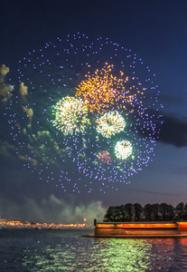 大烟花在天空中