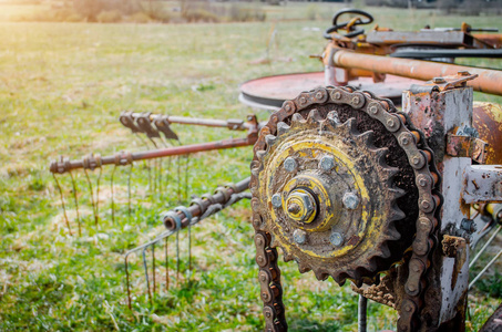 老生锈品种的农业机械在农村地区的一部分