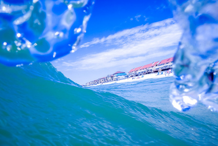在海滩上的蓝色水晶水海浪