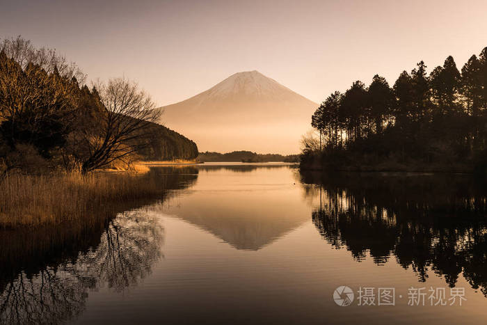 富士山和狸猫湖 冬季美丽的日出 狸猫湖是日本富士山附近的一个湖泊 它位于静冈县富士宫市 是富士箱根 伊豆 国家公园的一部分 照片 正版商用图片0r00sb 摄图新视界