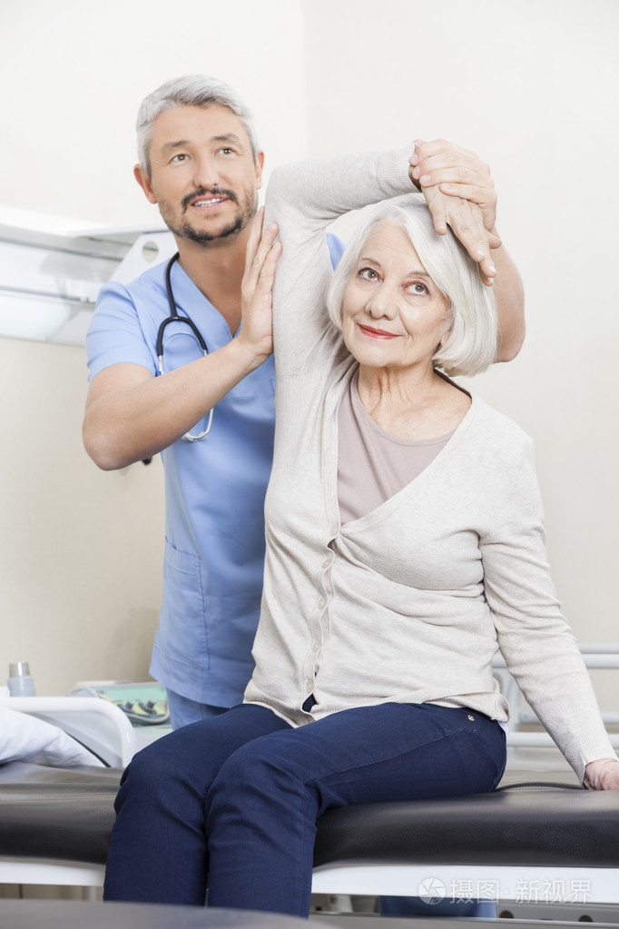 物理治疗师帮助高级患者手臂运动