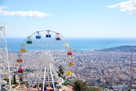 摩天 whell 在 Tibidabo 游乐园西班牙与巴塞罗那的地平线背景