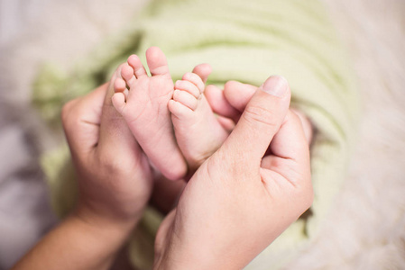 闭上小婴儿脚的手。婴儿母亲照顾