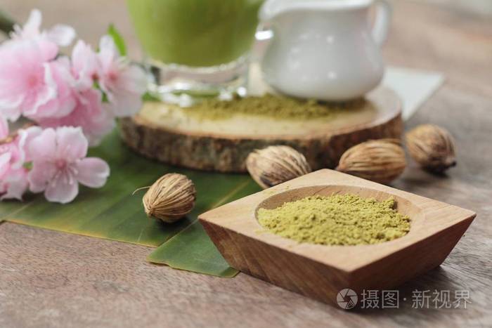 绿茶与牛奶和抹茶粉