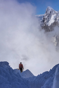 登山者在勃朗峰的地块上。从钻头的视角看, 法国3,842 m