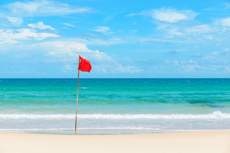 红旗插上热带海滩图片