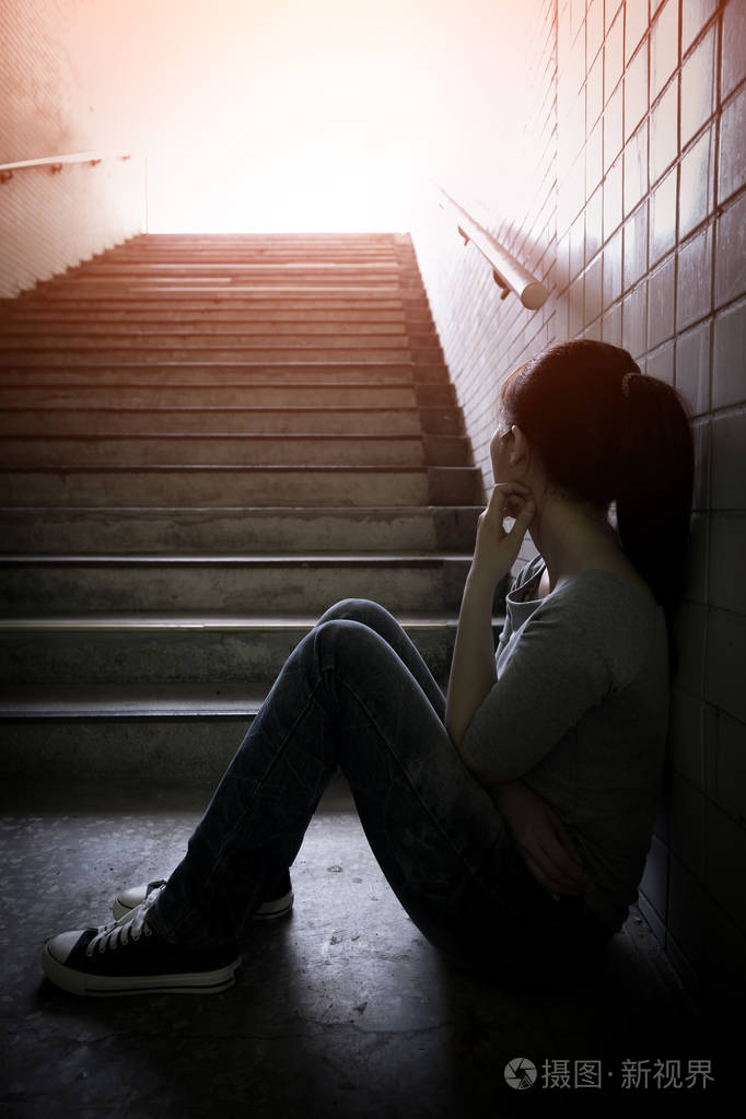 坐的抑郁症的妇女照片-正版商用图片0r07c0-摄图新视界