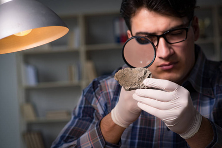 深夜家考古学家在室工作的深夜照片