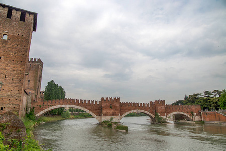 意大利维罗纳的卡斯特维奇欧桥或斯卡利杰尔桥。它是城市的标志之一