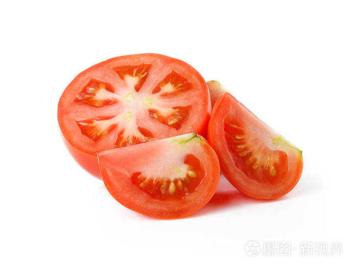 孤立在白色背景上的番茄切片
