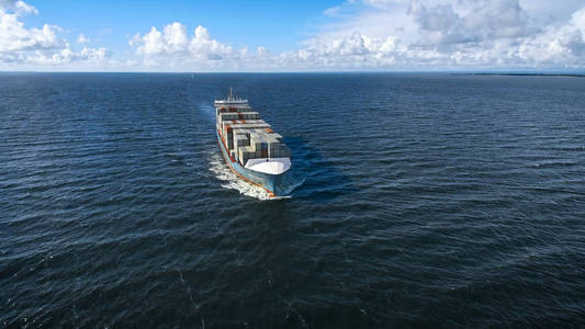 集装箱船在海上航行的鸟瞰图集装箱船在海上航行的鸟瞰图油轮船在港口