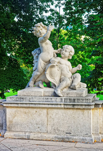 在 Burggarten 公园在维也纳天使丘比特雕像