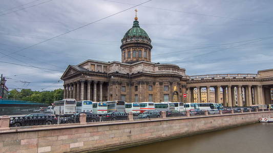 喀山大教堂或 Kazanskiy Kafedralniy Sobor timelapse hyperlapse 在圣彼得堡与多云
