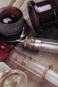 老式注射器老式玻璃注射器和瓶照片