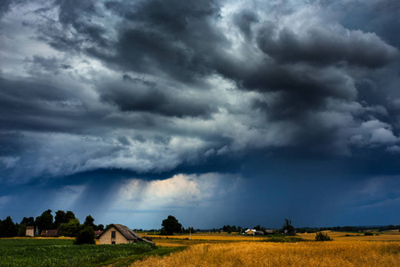 立陶宛拍摄的风暴云图像