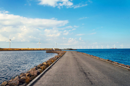 风力涡轮机在海上, 在一个晴朗的夏日。蓝天。生态能源。丹麦。波罗的海