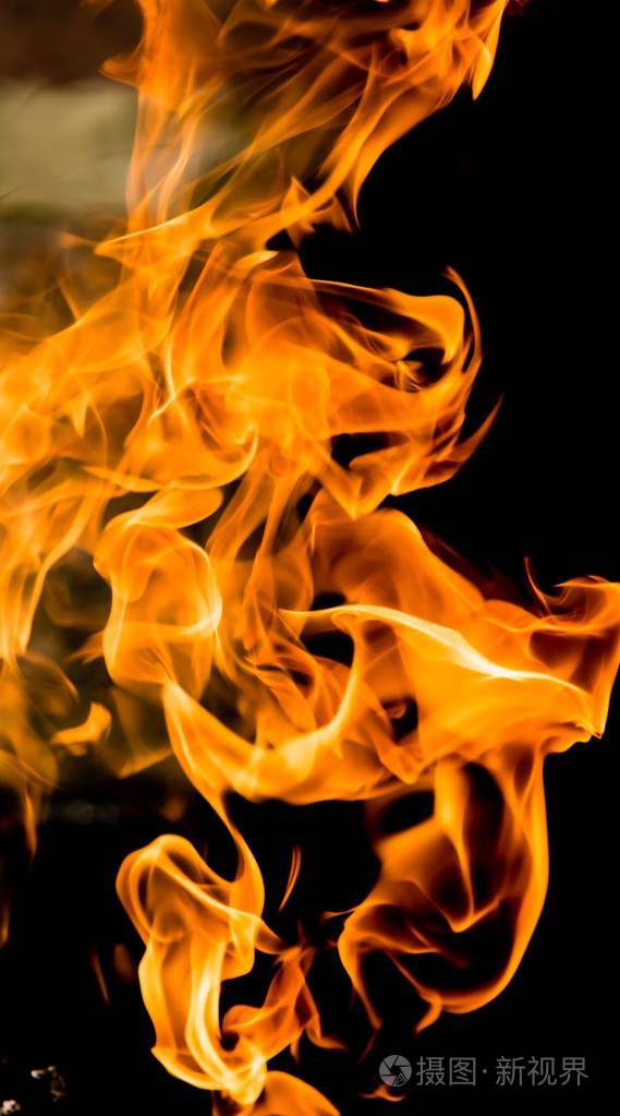 黑色背景上的火火焰
