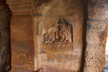 洞穴 4: 雕刻的 bahubali 与他的小腿周围的蛇, 连同他的女儿 brahmi